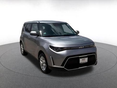 Used 2025 Kia Soul LX w/ LX Technology Package FWD image 9