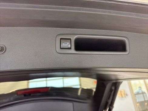 Used 2020 Toyota Highlander XLE image 19