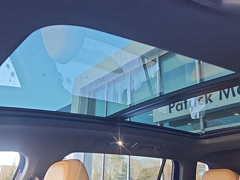 Certified 2022 Volkswagen Tiguan SE w/ Panoramic Sunroof Package image 9