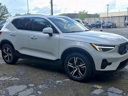 Used 2025 Volvo XC40 B5 Core AWD/4WD image 6