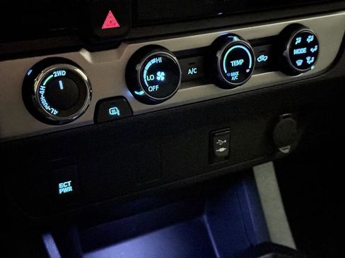 Used 2016 Toyota Tacoma SR5 w/ SR5 Appearance Package (SN) image 33