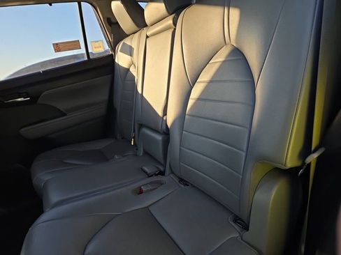 Used 2021 Toyota Highlander XLE image 7