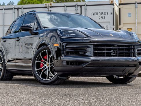 Used 2024 Porsche Cayenne S AWD/4WD image 1