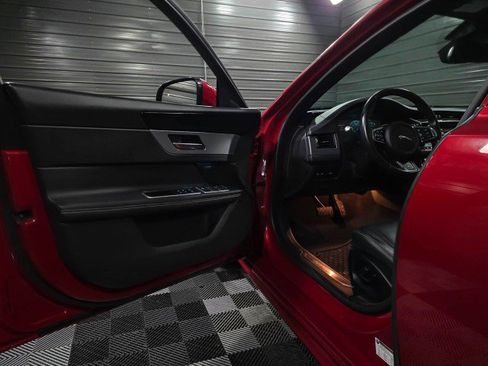 Used 2017 Jaguar XF R-Sport image 32