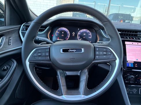 New 2025 Jeep Grand Cherokee Limited w/ Luxury Tech Group II image 15