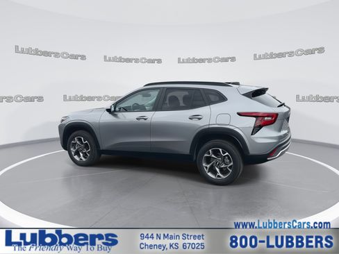 Used 2025 Chevrolet Trax LT w/ LT Convenience Package FWD image 6