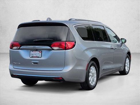 Used 2020 Chrysler Pacifica Touring-L w/ Advanced Safetytec Group image 5