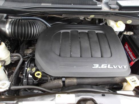 Used 2013 Chrysler Town & Country Touring FWD image 25