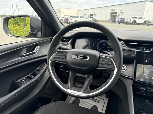 Used 2024 Jeep Grand Cherokee Laredo X w/ Trailer Tow Package AWD/4WD image 14