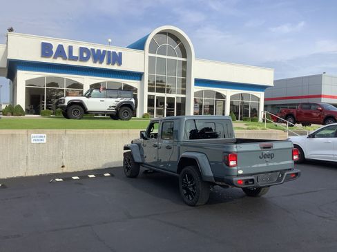 Used 2025 Jeep Gladiator Sport AWD/4WD image 5