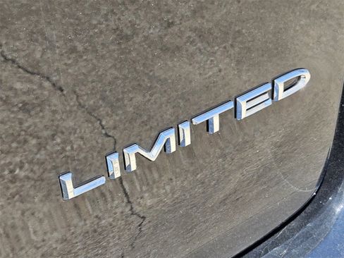 New 2024 Chrysler Pacifica Limited w/ Uconnect Theater Family Group image 12