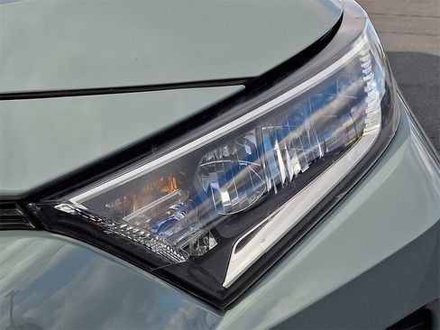 Used 2021 Toyota RAV4 XLE w/ Convenience Package image 9