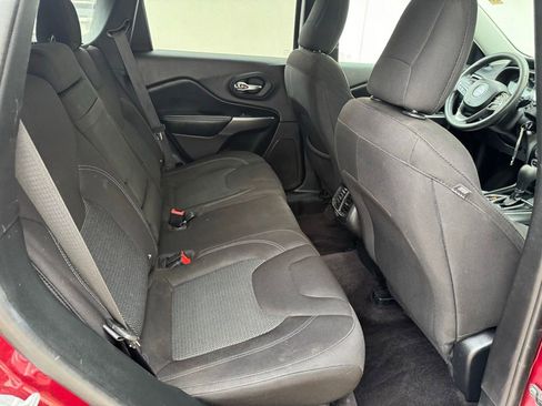 Used 2019 Jeep Cherokee Latitude w/ Popular Appearance Group FWD image 15