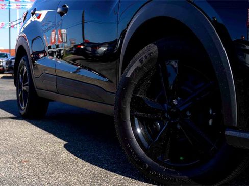 New 2025 Nissan Kicks Play S image 2