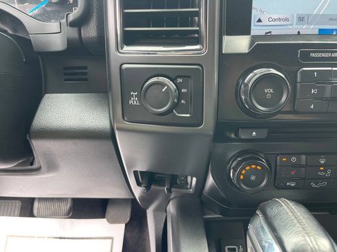 Used 2017 Ford F150 XLT w/ Equipment Group 302A Luxury AWD/4WD image 39
