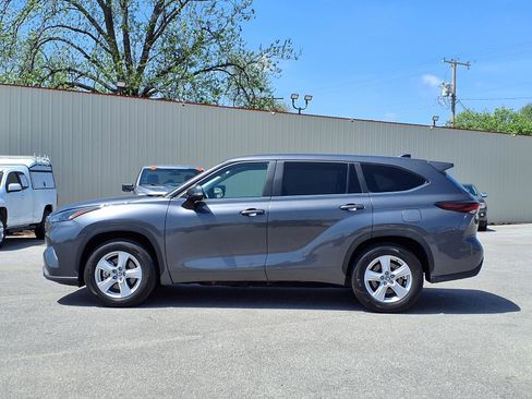 Used 2025 Toyota Highlander LE FWD image 19