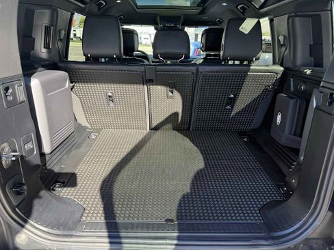 Used 2024 Land Rover Defender 110 SE AWD/4WD image 17