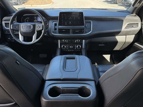 Used 2023 GMC Yukon SLT w/ SLT Luxury Package image 17