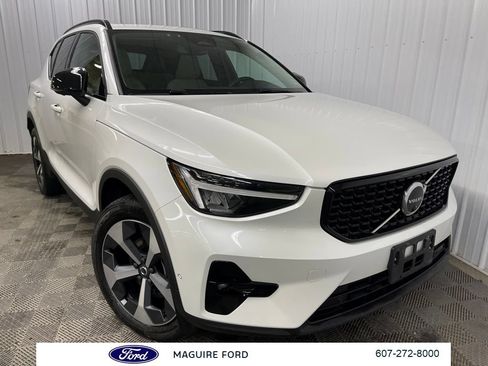 Used 2023 Volvo XC40 B5 Plus w/ Driver Assist Package AWD/4WD image 9