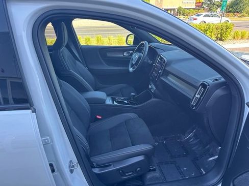 Certified 2025 Volvo XC40 B5 Plus AWD/4WD image 15