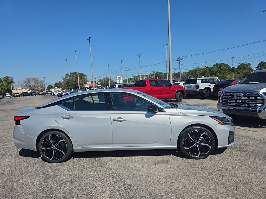 Used 2025 Nissan Altima 2.5 SR FWD image 3