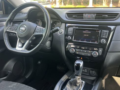 Used 2019 Nissan Rogue SV FWD image 3