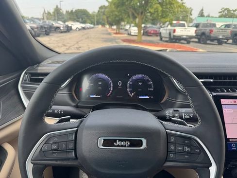 Certified 2023 Jeep Grand Cherokee Limited AWD/4WD image 23