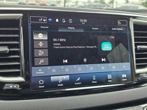 Used 2024 Chrysler Pacifica Touring-L image 27