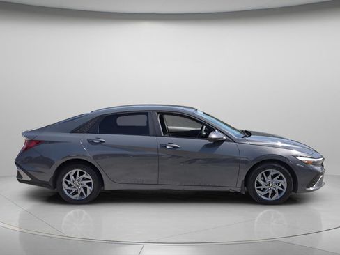 Used 2024 Hyundai Elantra Blue FWD image 8