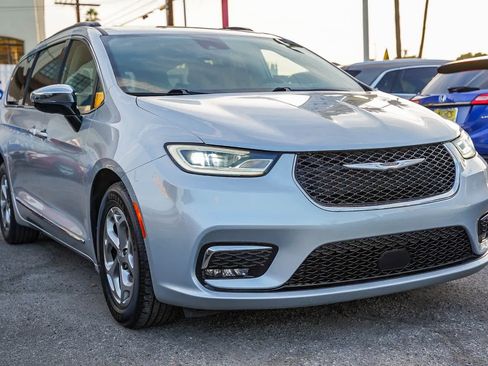 Used 2023 Chrysler Pacifica Limited image 3