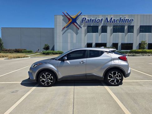 Used 2018 Toyota C-HR XLE FWD image 1