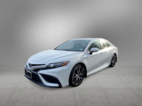 Used 2023 Toyota Camry SE image 9