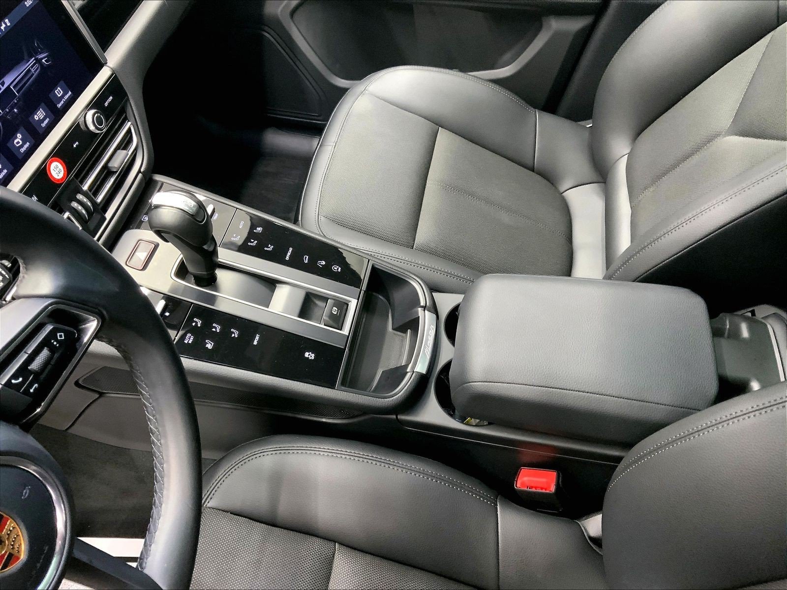 Certified 2023 Porsche Macan AWD/4WD image 18