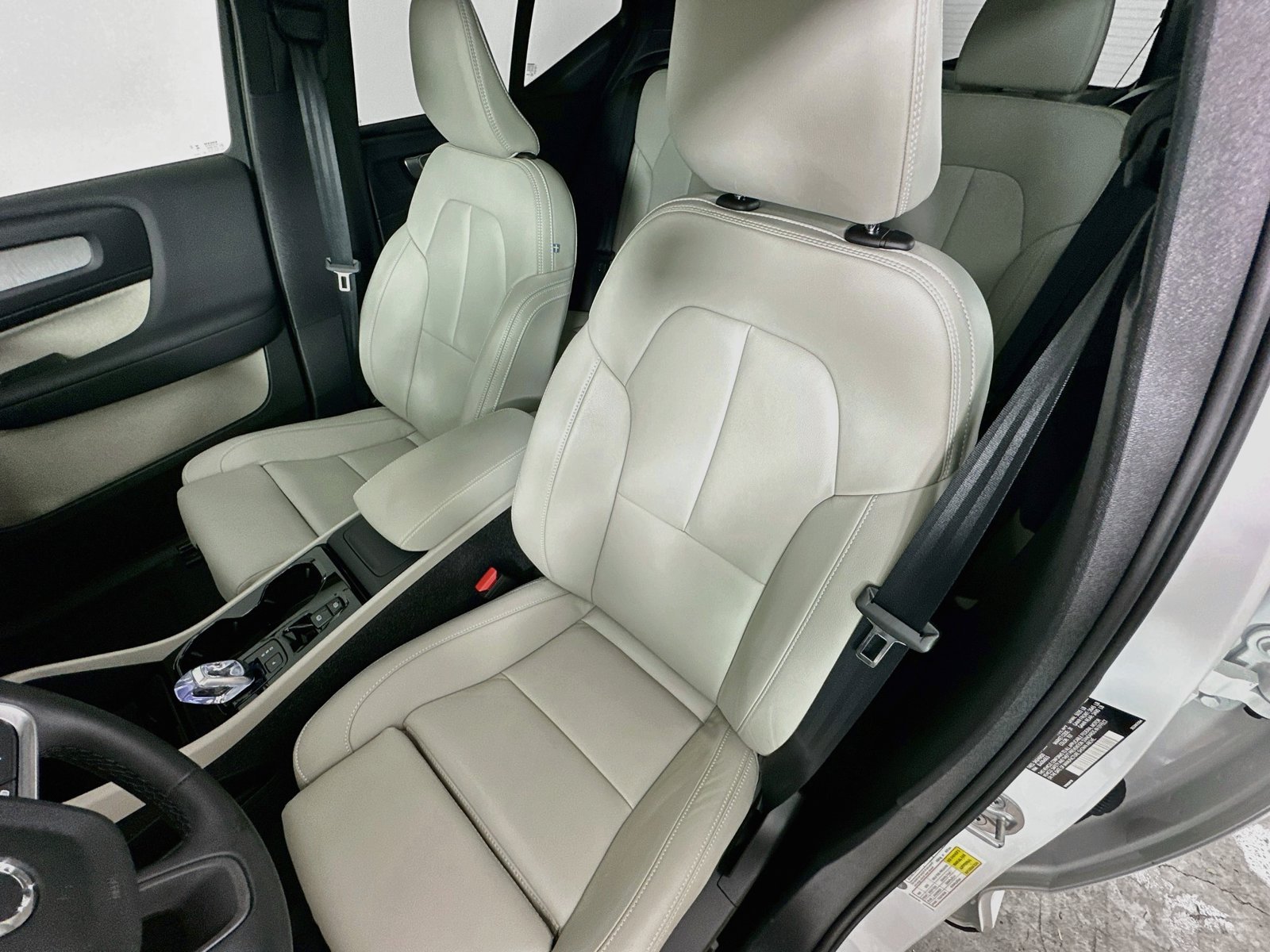 Certified 2025 Volvo XC40 B5 Ultra w/ Protection Package AWD/4WD image 33