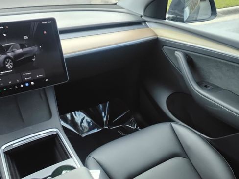 Used 2023 Tesla Model Y AWD image 22