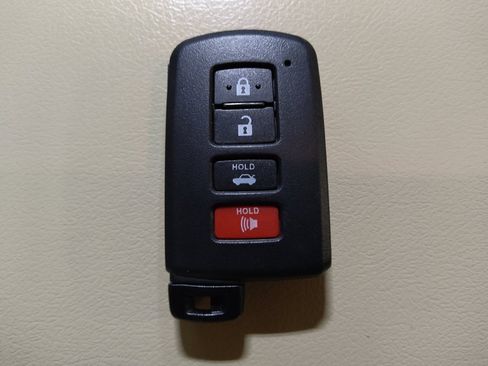 Used 2017 Toyota Camry LE FWD image 32