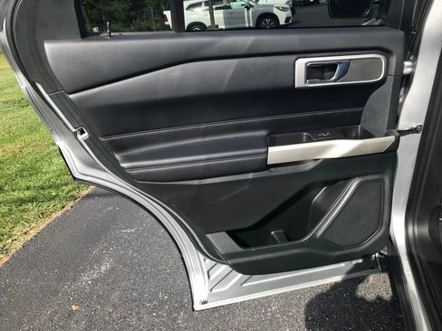 Used 2022 Ford Explorer XLT image 33