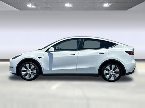 Used 2023 Tesla Model Y 2WD image 2