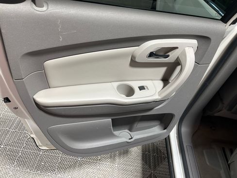 Used 2011 Chevrolet Traverse LT image 22