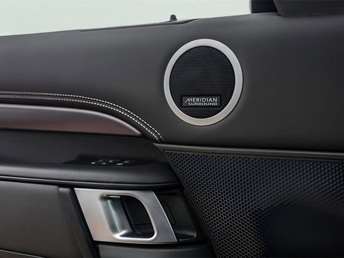 Used 2024 Land Rover Discovery Metropolitan Edition image 26