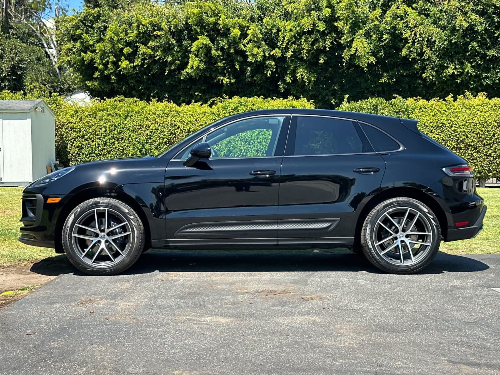 Certified 2025 Porsche Macan AWD/4WD image 2