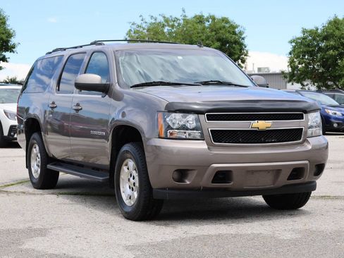 Used 2013 Chevrolet Suburban LS w/ Convenience Package 1 AWD/4WD image 4
