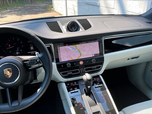 Certified 2025 Porsche Macan AWD/4WD image 10