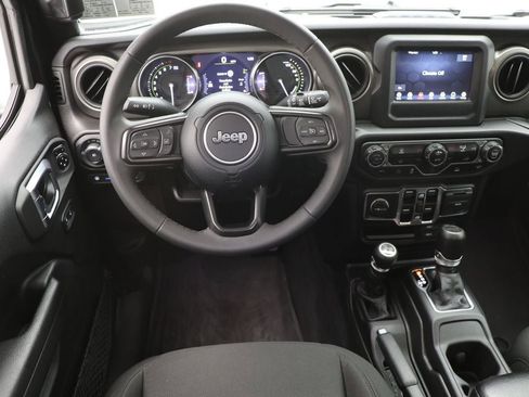 Used 2023 Jeep Wrangler Unlimited image 15