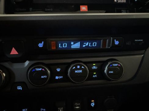 Used 2019 Toyota Tacoma TRD Off-Road AWD/4WD image 39