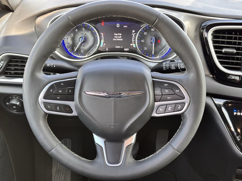 Used 2025 Chrysler Pacifica Select FWD image 10