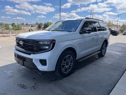 Used 2025 Ford Expedition Active AWD/4WD image 3