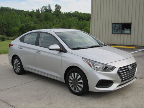 Used 2021 Hyundai Accent SE FWD image 2
