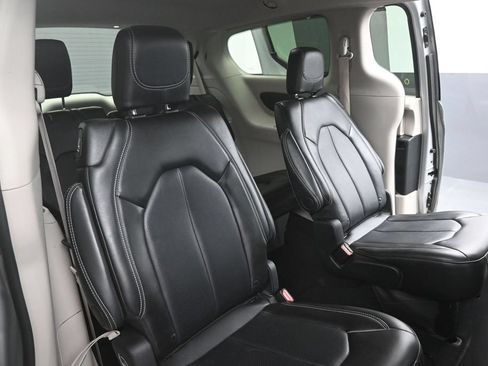 Used 2024 Chrysler Pacifica Touring-L FWD image 22