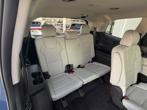 Used 2024 Kia Telluride S w/ S Sunroof Package image 9